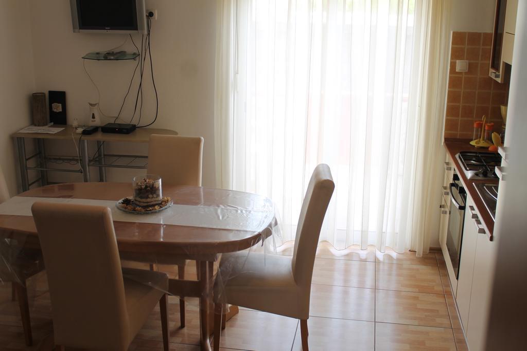 Apartments Roko Kolinda ビビニェ エクステリア 写真