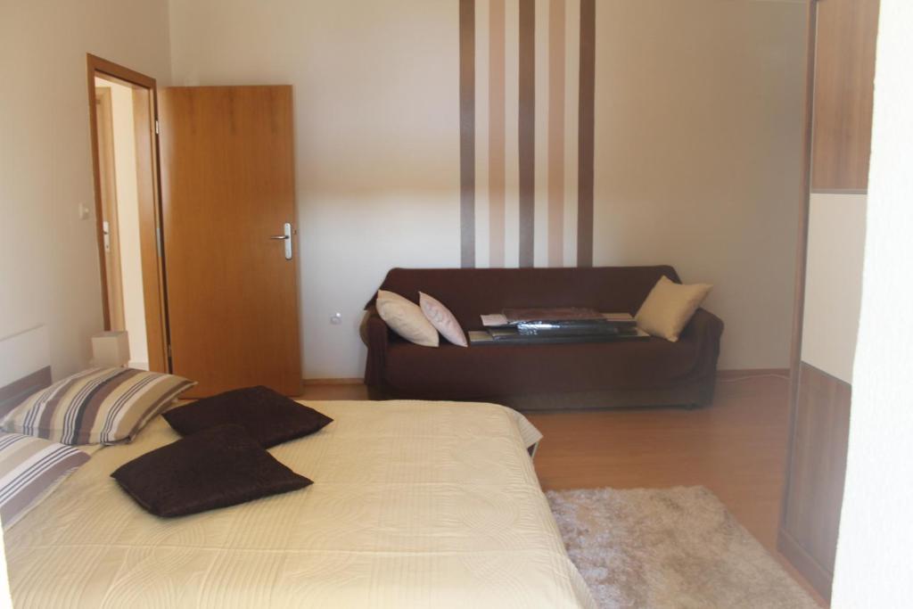 Apartments Roko Kolinda ビビニェ エクステリア 写真