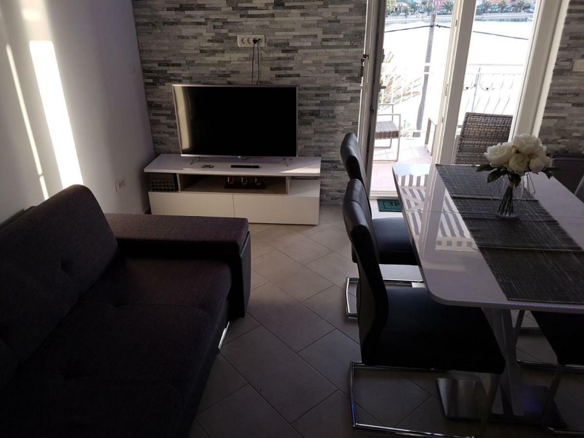 Apartments Roko Kolinda ビビニェ エクステリア 写真